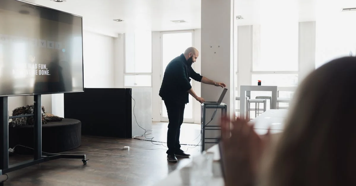 Cadre de présentation professionnelle avec un écran et un ordinateur portable, capturé en intérieur.